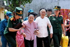 Bà mẹ VN anh hùng được ưu tiên khi thi ĐH: Thiếu tính thực tế