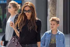 Túi sành điệu của Victoria Beckham gây vẹo cột sống