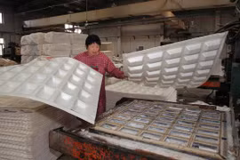 Mục sở thị quy trình sản xuất hộp xốp Trung Quốc