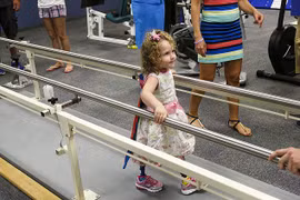 Bé gái xinh như thiên thần và cuộc chiến 1 chân 