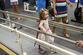 Bé gái xinh như thiên thần và cuộc chiến 1 chân 