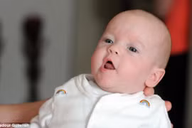 Em bé “cầu vồng” ra đời sau 7 lần sảy thai của mẹ