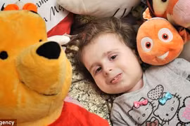 Kỳ lạ bé 3 tuổi sống như bức tượng