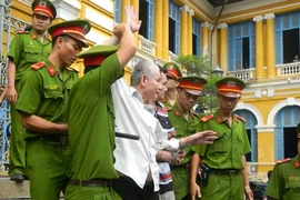 Lãnh án khi tóc đã nhuốm bạc 