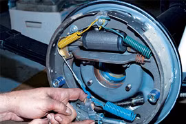 Vì sao ô tô chỉ phanh bánh sau?