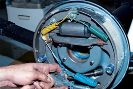 Vì sao ô tô chỉ phanh bánh sau?