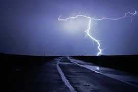 Bị sét đánh chết do chở... hộp sắt