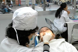 Méo mặt ôm răng đau cả tháng vì...ngại đi khám