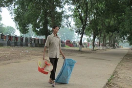 Mẹ nhặt rác nghĩa trang nuôi con tù tội