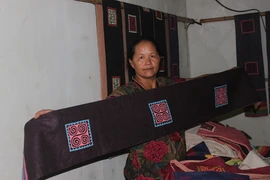 Vải Mông đi… Tây