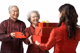 Nỗi đau nhìn con cái “kinh doanh” tiệc mừng thọ