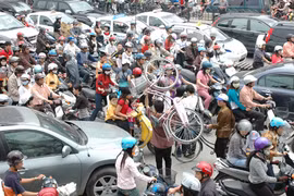 Ra đường sợ nhất đám đông