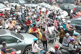 Ra đường sợ nhất đám đông