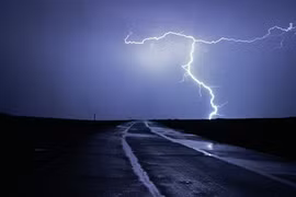 Bị sét đánh chết do chở... hộp sắt