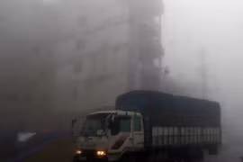 Vì sao phải bật đèn vàng khi trời mưa, mù?