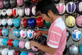 Phạt người đội mũ bảo hiểm giả: không công bằng!