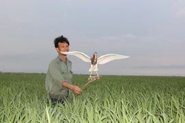 Theo chân thợ săn... “giật” cò