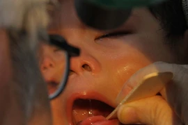 Bé sơ sinh viêm ruột vì bôi lá hẹ lên nướu