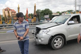 Xế hộp tứ quý 5 “trúng đạn” bê tông trên cầu vượt