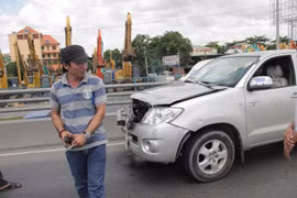 Xế hộp tứ quý 5 “trúng đạn” bê tông trên cầu vượt