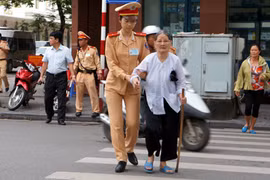 Hình ảnh đẹp của nữ CSGT Thủ đô