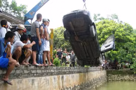 Hiện trường vụ ô tô lao xuống ao, 4 người chết