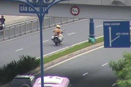 “Chộp” CSGT chạy xe ngược chiều trên đại lộ Võ Văn Kiệt