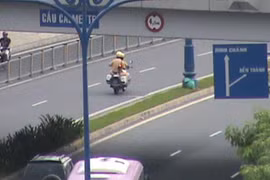 “Chộp” CSGT chạy xe ngược chiều trên đại lộ Võ Văn Kiệt