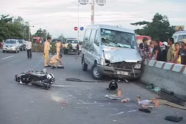 Chạy ngược chiều vào làn ô tô, 3 người chết