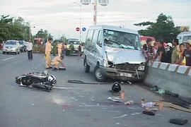 Chạy ngược chiều vào làn ô tô, 3 người chết