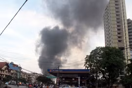 Kho hàng vừa bị lửa thiêu rụi lại cháy