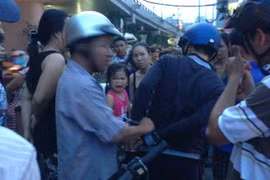 Bé gái khóc thét vì bố mẹ bị cảnh sát còng tay