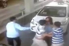 Clip nữ nhân viên trạm thu phí bị đánh hội đồng