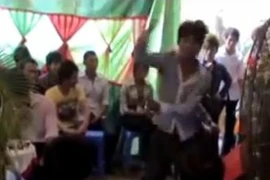 Dân mạng “phát rồ” với “Thánh nhảy” đám cưới