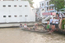 Xe công an tông nhiều xe máy rơi sông, 1 người chết