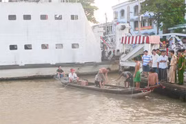 Xe công an tông nhiều xe máy rơi sông, 1 người chết