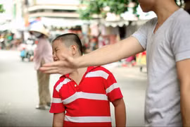 Bộ ảnh “nhắc nhở” người lớn nhân ngày thiếu nhi