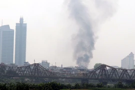 Cháy gara ô tô ở Hà Nội, khói cao ngất trời 