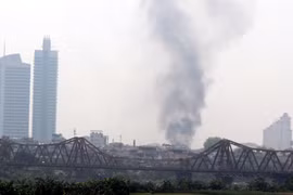 Cháy gara ô tô ở Hà Nội, khói cao ngất trời 