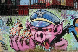 Cậu bé Trung Quốc vẽ bậy lên đền thờ