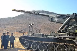 Nhà lãnh đạo Kim Jong Un thăm đơn vị pháo “khủng“