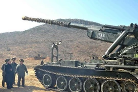 Nhà lãnh đạo Kim Jong Un thăm đơn vị pháo “khủng“