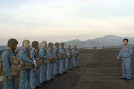 Sư đoàn Không quân 372 thực hành nhảy dù