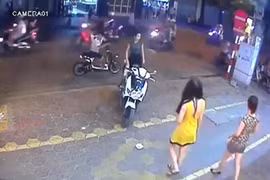 Xôn xao clip bẻ khóa trộm xe máy trong “tích tắc“