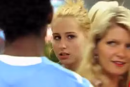 Vết son môi trên cổ