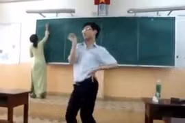 Clip học sinh nhảy uốn éo trong khi cô viết bảng
