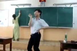 Clip học sinh nhảy uốn éo trong khi cô viết bảng