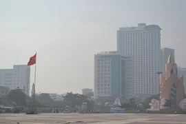 Khói “lạ”, sương mù bao phủ nhiều tỉnh thành