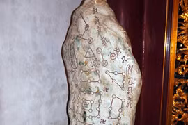 Độc giả đòi chuyển ngay “hòn đá lạ” ra khỏi Đền Hùng