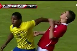 Pha tự phạm lỗi “sáng tạo” trên sân cỏ